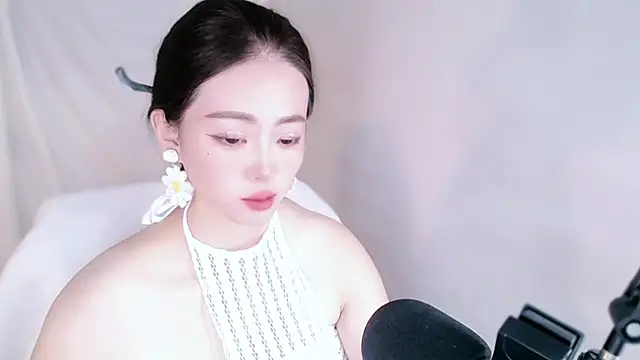 Snapshot of mitowato chatting on 10.18.25 mitowato online show from 10.18.25