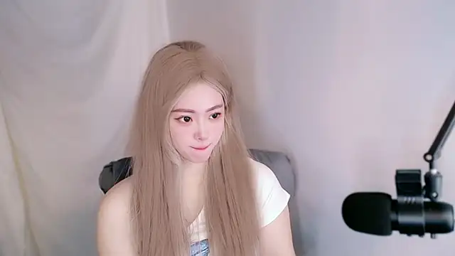 Snapshot of mitowato chatting on 10.22.25 mitowato online show from 10.22.25