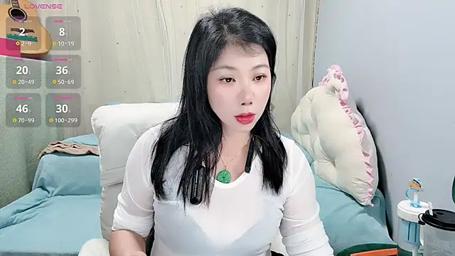 Snapshot of Huanhuan- chatting on 10.04.25 Huanhuan- online show from 10.04.25