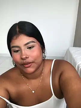 Snapshot of AnaBrowmn chatting on 11.16.25 AnaBrowmn online show from 11.16.25