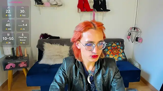 Snapshot of Moon_Fox chatting on 11.01.25 Moon Fox online show from 11.01.25