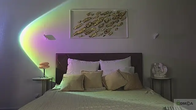 Nicole Broown  online show from 11.05.25