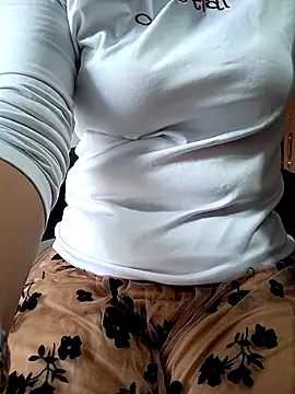 Snapshot of TiffinyLaz chatting on 11.04.25 TiffinyLaz online show from 11.04.25