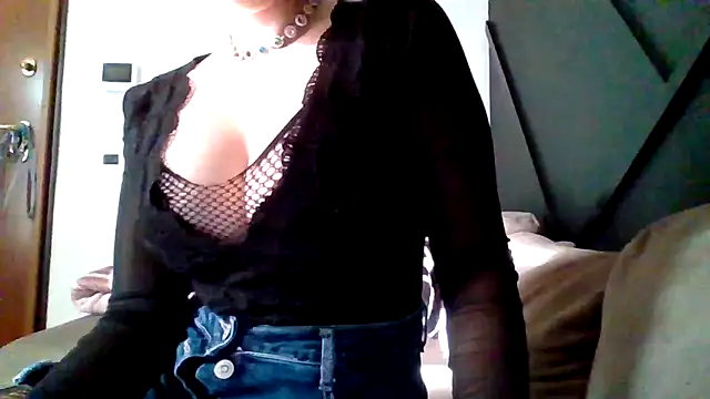 Snapshot of sexycolf chatting on 10.24.25 sexycolf online show from 10.24.25