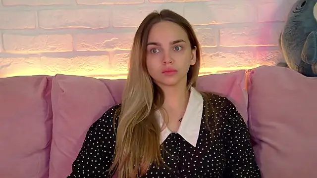 Snapshot of AnitaVenture chatting on 10.16.25 AnitaVenture online show from 10.16.25