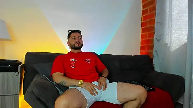 Snapshot of TomSloam chatting on 10.18.25 TomSloam online show from 10.18.25