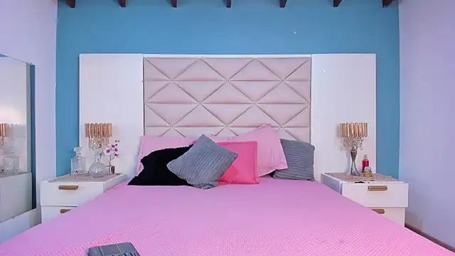 Snapshot of EliDurann chatting on 11.01.25 EliDurann online show from 11.01.25