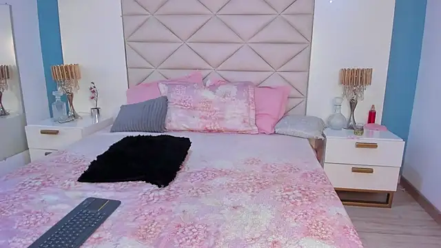 Snapshot of EliDurann chatting on 11.20.25 EliDurann online show from 11.20.25