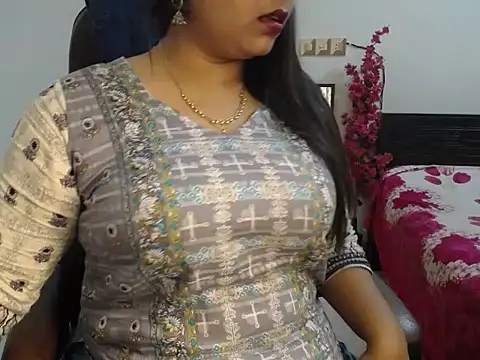 Queen Homaira online show from 11.19.25
