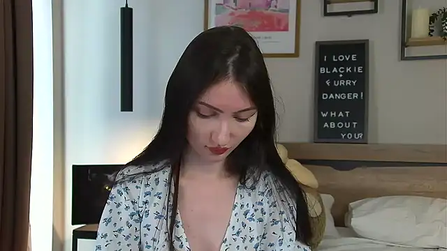 Snapshot of AnaMoonlight chatting on 05.19.26 AnaMoonlight online show from 05.19.26