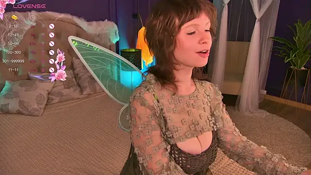 Snapshot of Lilly_Stark chatting on 10.24.25 Lilly Stark online show from 10.24.25