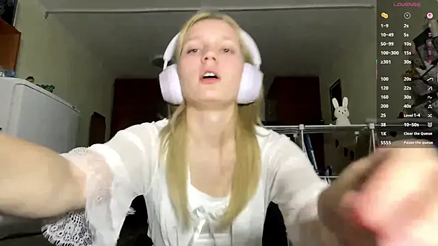 xX Looola Xx online show from 10.27.25