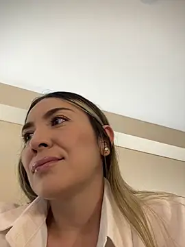 Snapshot of Mariana_gom chatting on 04.28.26 Mariana gom online show from 04.28.26