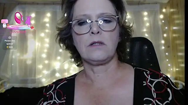 Snapshot of TrailerParkTracee chatting on 10.29.25 TrailerParkTracee online show from 10.29.25