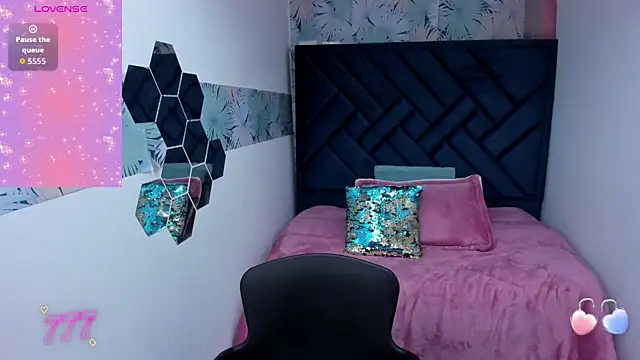 Snapshot of Valery_More__ chatting on 04.21.26 Valery More online show from 04.21.26