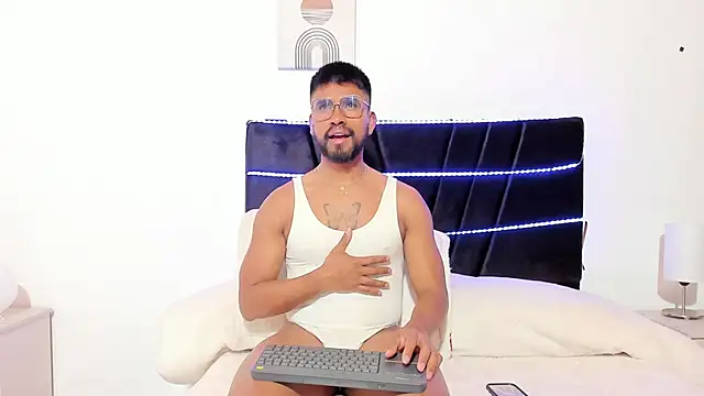 Taylormaccurdy  online show from 11.18.25