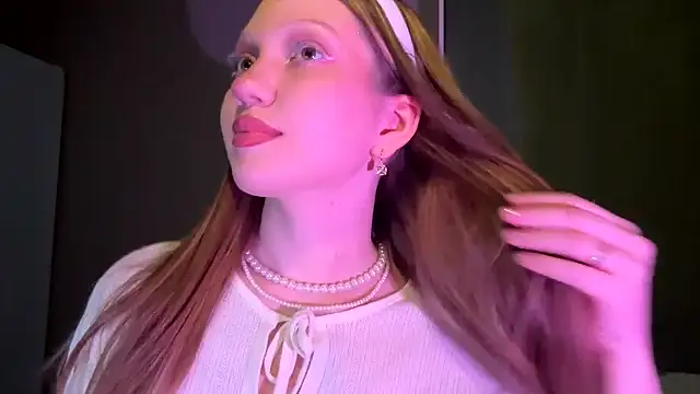 EmiIyKitty online show from 10.29.25