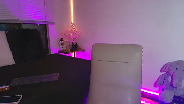 Snapshot of Sussyroxxx chatting on 06.19.26 Sussyroxxx online show from 06.19.26