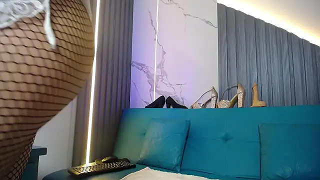 chloe  Jones  online show from 11.07.25