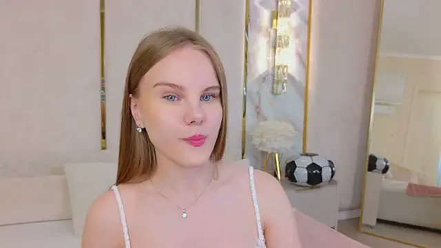 Snapshot of Lili_Lohan chatting on 07.11.26 Lili Lohan online show from 07.11.26