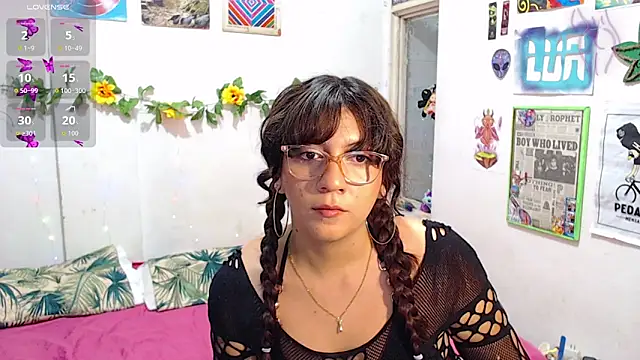 Snapshot of velvetrouse chatting on 10.06.25 velvetrouse online show from 10.06.25