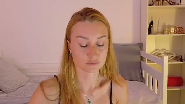 Snapshot of MysticRoxanne chatting on 10.01.25 MysticRoxanne online show from 10.01.25