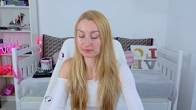 MysticRoxanne online show from 12.21.25