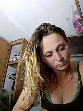 Snapshot of Queen2454 chatting on 04.15.26 Queen2454 online show from 04.15.26