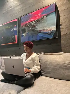 tia   fox online show from 11.08.25