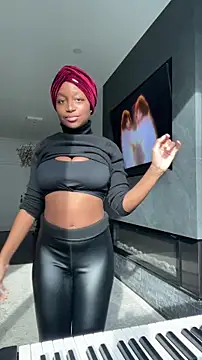 tia   fox online show from 12.01.25