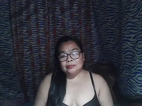 Snapshot of cris_tita chatting on 02.15.26 cris tita online show from 02.15.26