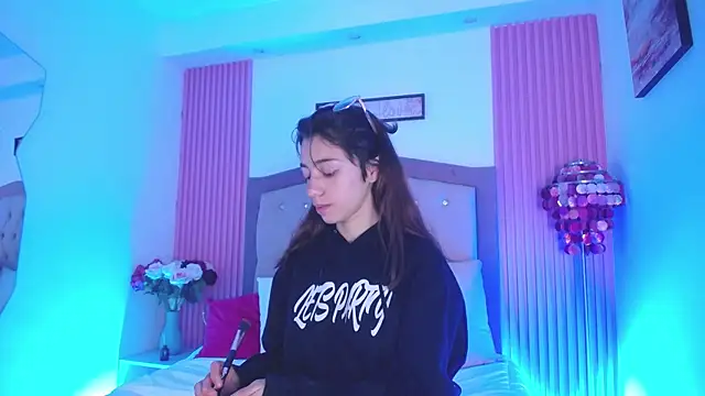 MarinetteLux online show from 04.16.26