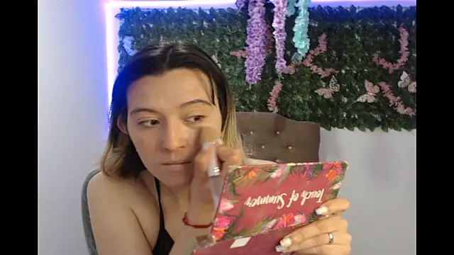 Snapshot of cristal_hills_19 chatting on 12.18.25 cristal hills 19 online show from 12.18.25