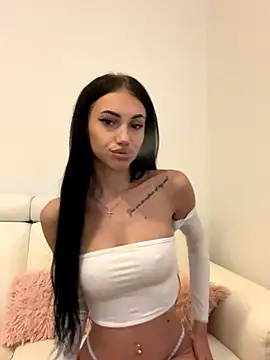 Snapshot of ilariea_girl chatting on 10.30.25 ilariea girl online show from 10.30.25