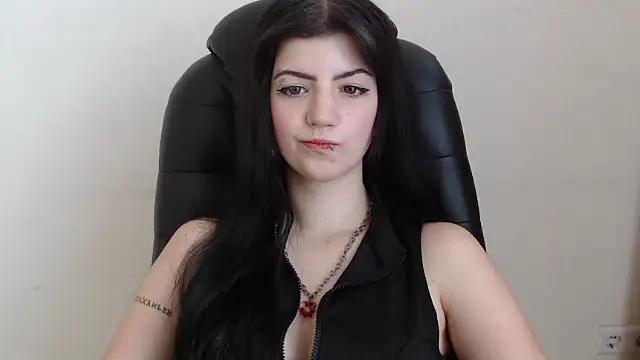 Snapshot of Miamoora chatting on 10.03.25 Miamoora online show from 10.03.25