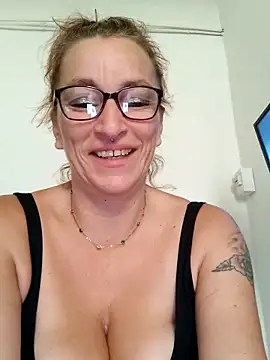 Fifi83Bell online show from 10.10.25