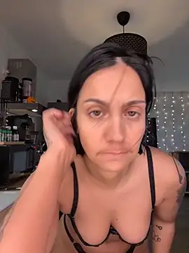 LaPetiteKim online show from 12.04.25