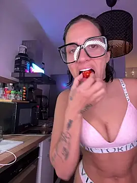 Snapshot of LaPetiteKim chatting on 04.15.26 LaPetiteKim online show from 04.15.26