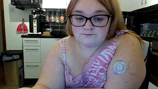 Snapshot of Curvy-AmyX chatting on 10.15.25 Curvy-AmyX online show from 10.15.25