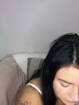 LolaReaX online show from 12.23.25