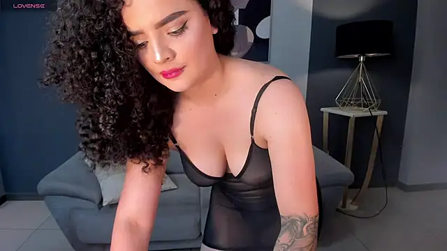 Snapshot of KylieJenkins chatting on 10.28.25 KylieJenkins online show from 10.28.25