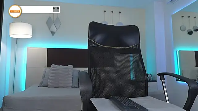 Snapshot of DanteeStone chatting on 11.28.25 DanteeStone online show from 11.28.25