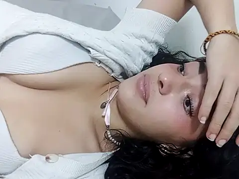 Snapshot of JuliethaFox chatting on 05.16.26 JuliethaFox online show from 05.16.26