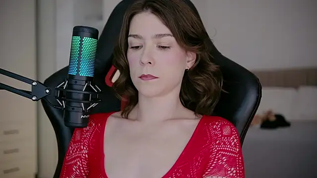 Snapshot of WowHelloAlice chatting on 02.21.26 WowHelloAlice online show from 02.21.26