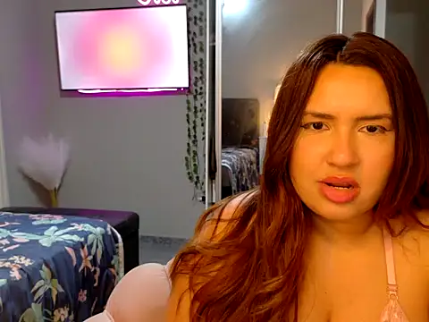 Snapshot of GoldenMuse_ chatting on 10.13.25 GoldenMuse  online show from 10.13.25