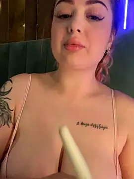 KellyMoors online show from 12.04.25