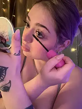 KellyMoors online show from 12.18.25