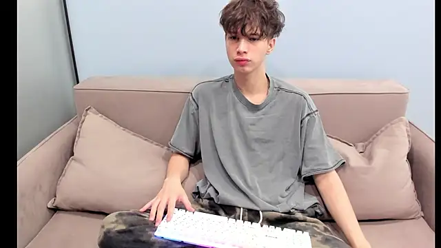 Snapshot of Ur_Shy_Guy chatting on 10.26.25 Ur Shy Guy online show from 10.26.25