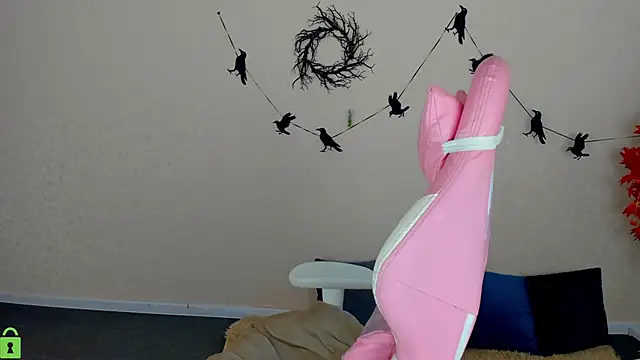 L1na Reeds online show from 11.04.25