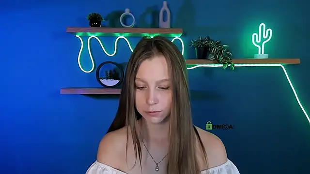 esme moore  online show from 10.09.25